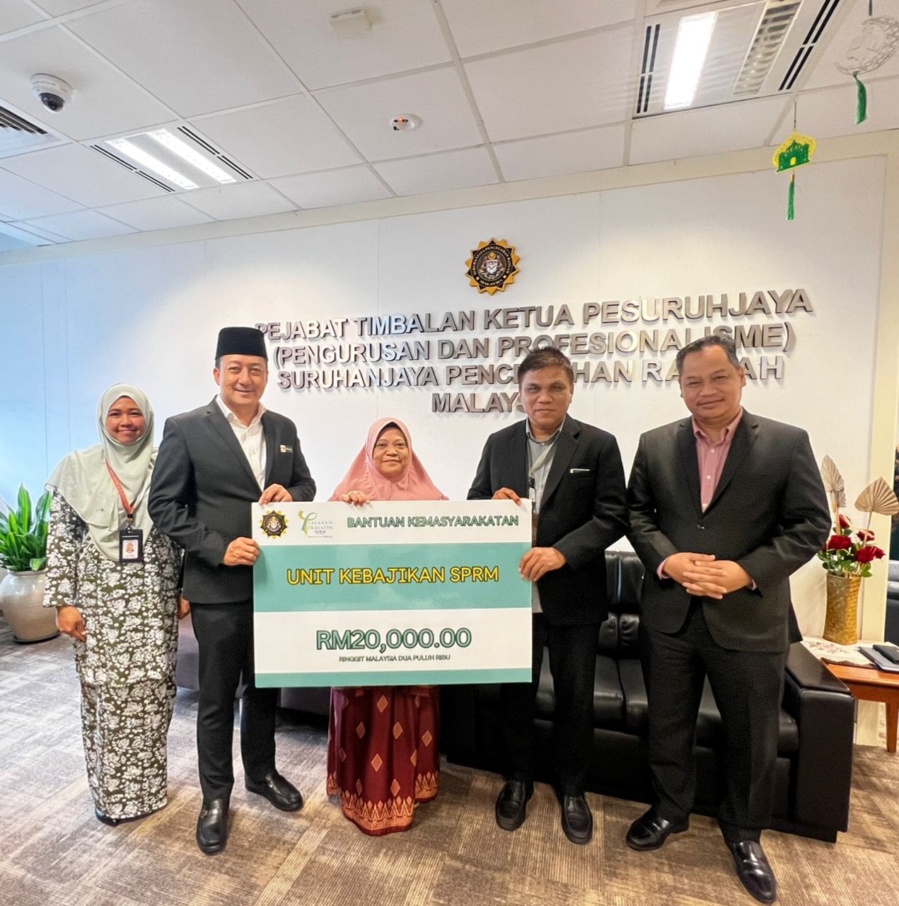 PENYERAHAN SUMBANGAN KEPADA UNIT KEBAJIKAN SPRM